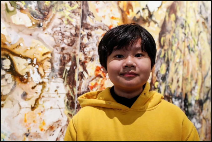 Cậu bé Xeo Chu trước một tác phẩm trưng bày tại triển lãm tại Mahattan, New York (Ảnh: scmp)