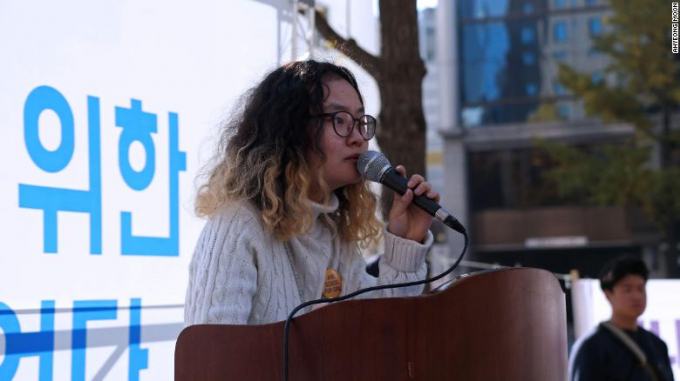 Jihye Yang, 22 tuổi là một trong nhà hoạt động nữ quyền ở Hàn Quốc (Ảnh: CNN).