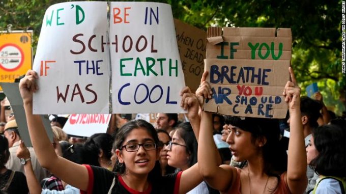 Giới trẻ Ấn Độ trong một cuộc diễu hành chống biến đổi khí hậu tại New Delhi hôm 20/9/2019 (Ảnh: CNN)