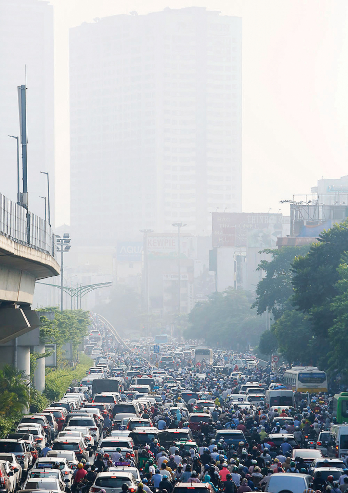 Tình trạng tắc đường, ô nhiễm không khí tại Hà Nội.
