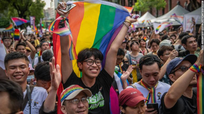 Người dân vui mừng khi Đài Loan cho phép đám cưới đồng giới hôm 17/5 tại Taipei (Ảnh: CNN).