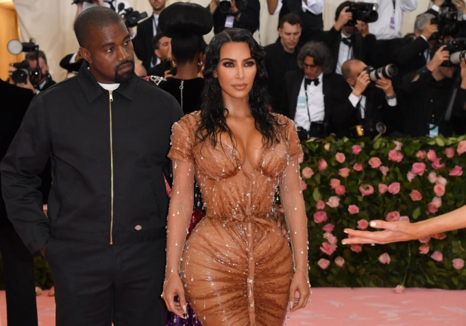Kim Kardashian nổi bật bên chồng, Kanye West trong chiếc váy của Thierry Mugler tại Met Gala 2019 (Ảnh: AFP/Getty Images).