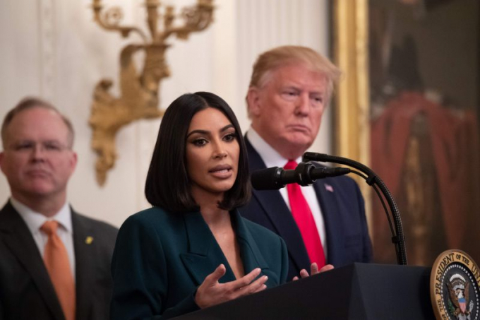 Kim Kardashian đã từng đến Nhà Trắng để giúp một nữ tù nhân được giảm án. Trong ảnh, Kim phát biểu bên cạnh tổng thống Donal Trump trong một sự kiện ở cánh Đông Nhà Trắng hôm 13/6/2019 (Ảnh: Saul Loeb/ AFP / Getty Images).