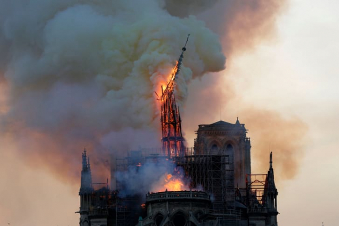 Nhà thờ Đức Bà Paris bốc cháy (Ảnh: Geoffroy Van Der Hasselt/AFP/Getty Images).