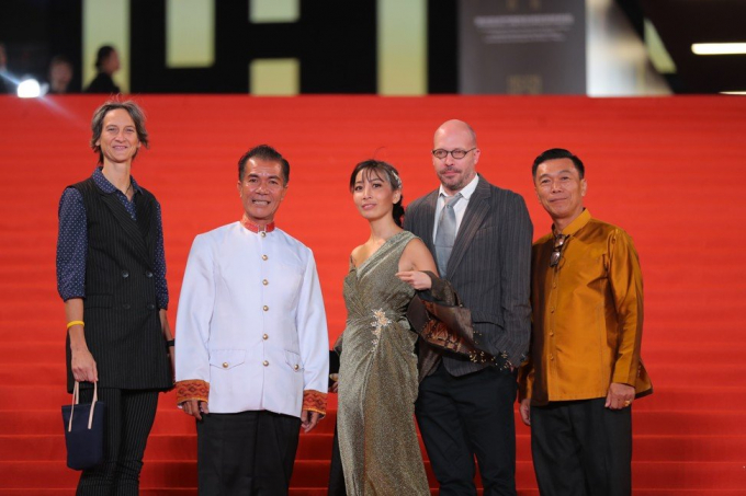 Mattie Đỗ (đứng giữa) tại thảm đỏ lễ khai mạc Liên hoan phim Macau 2019 (Ảnh: scmp)