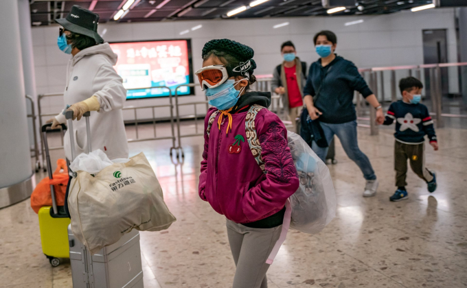 Bé gái đeo khẩu trang cùng kính trượt tuyết tại sảnh đến của trạm tàu cao tốc Hồng Kong. Chính phủ Hong Kong sẽ không cho phép hành khách từ quận Hồ Bắc nhập cảnh, ngoại trừ dân địa phương (Ảnh: Anthony Kwan/Getty Images).