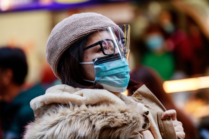 Để bảo vệ khỏi virus corona, người phụ nữ này còn đeo cả mặt nạ phẫu thuật (Ảnh: Kevin On Man Lee/Penta Press/REX/Shutterstock).