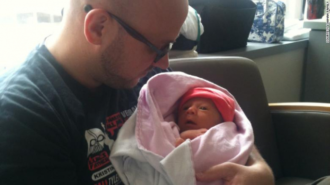 Cô bé Rosie nằm trong vòng tay bố, Eric Lohman trong viện tháng 8/2012