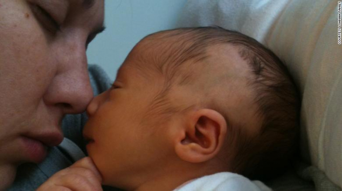 Stephani Lohman và con của cô, bé Rosie hồi tháng 8/2012.
