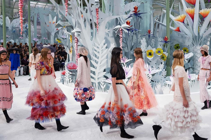 Show diễn Chanel Spring-Summer 2015. Tuần lễ thời trang Haute Couture Fashion Week được tổ chức một năm 2 lần ở Paris bởi liên minh thời trang cao cấp Chambre Syndicale de la Haute Couture. Những người thuộc hội đồng liên minh là đại diện của các thương hiệu thời trang cao cấp như Chanel hay Christian Dior.