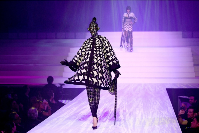Người mẫu trình diễn một sản phẩm đầy sáng tạo của nhà thiết kế Jean Paul Gaultier trong show diễn Women's Spring-Summer 2020 Haute Couture tại Paris hôm 22/1/2020 (Ảnh: Anne-Christine Poujoulat/AFP/Getty Images).
