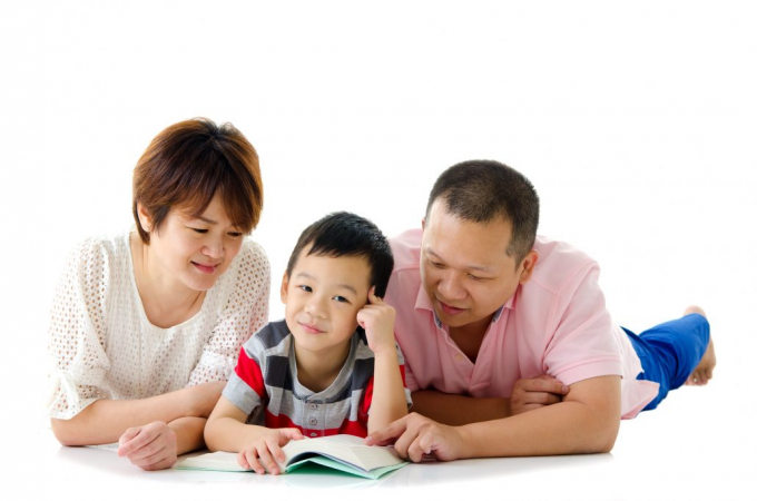 Bậc cha mẹ Trung Quốc thường dạy con bằng những thông điệp khác hẳn nhau (Ảnh:shutterstock).