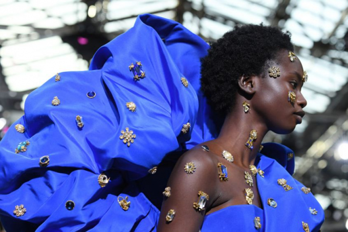 Một người mẫu trình diễn trong show diễn Schiaparelli Haute Couture Spring Summer 2020, một phần thuộc tuần lễ thời trang Paris hôm 20/1/2020 tại Paris, Pháp (Ảnh:  Pascal Le Segretain/Getty Images Europe/Getty Images).