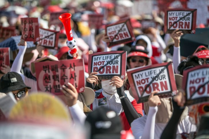 Hàng ngàn phụ nữ Hàn Quốc biểu tình chống nạn quay phim trộm ngày 4/8/2018 tại Seoul, Hàn Quốc (Ảnh: Jean Chung/Getty Images AsiaPac/Getty Images).