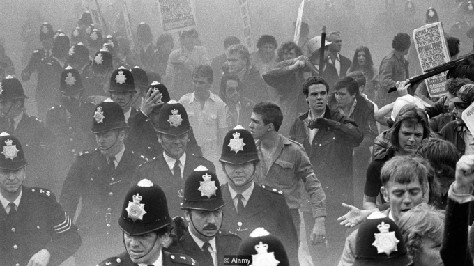 Cảnh sát quốc gia trước sự chống trả từ các nhà hoạt động chống phân biệt chủng tộc trong giai đoạn cao trào những năm 1970 (Ảnh: Alamy).