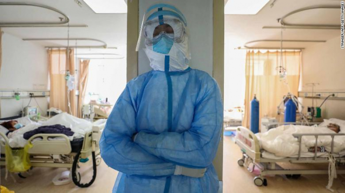Một nhân viên y tế tranh thủ nghỉ trong khu giường cách ly của Bệnh Viện Red Cross tại Vũ Hán, Trung Quốc hôm 16/2.