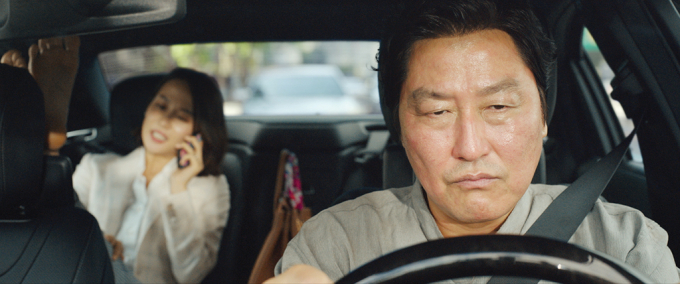 Cảnh tài xế Yoon đưa cô em gái đóng giả về nhà trong bộ phim 