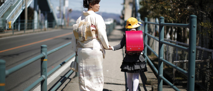 Các bà mẹ Nhật phải lao động vất vả không chỉ bởi đòi hỏi cầu kỳ của mô thức sống cũ mà còn bởi các đặc trưng sinh hoạt.