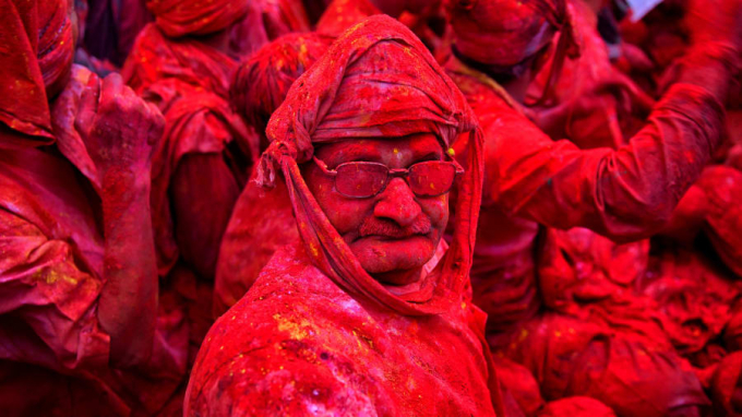 Cả người già lẫn trẻ nhỏ đều được động viên tham gia lễ hội này (Ảnh: Avishek Das/SOPA Images/Shutterstock).