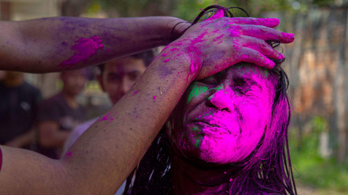 Một cô gái được bôi bột lên mặt trong lễ hội (Ảnh: Anupam Nath/AP).