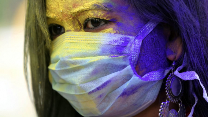Một sinh viên Ấn Độ đeo khẩu trang khi tham gia lễ hội tại Bhopal, Ấn Độ (Ảnh: Sanjeev Gupta/EPA-EFE/Shutterstock).