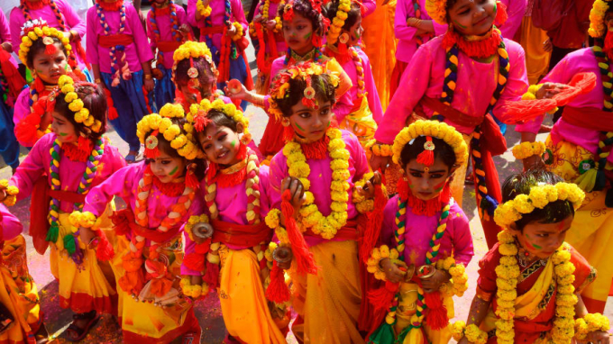 Tại Kolkata, Ấn Độ, học sinh cũng tham gia lễ hội văn hóa này (Ảnh: Dibyangshu Sarkar/AFP/Getty Images).
