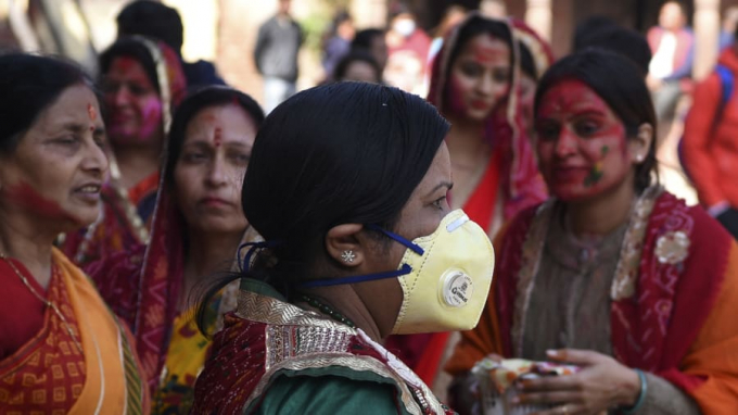 Tại Nepal, một vài người đeo khẩu trang đến tham dự lễ hội (Ảnh: PRAKASH MATHEMA/AFP/AFP via Getty Images).