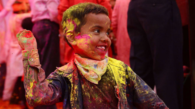 Trẻ em vui đùa trong lễ hội (Ảnh: Sanjay Kanojia/AFP/Getty Images).
