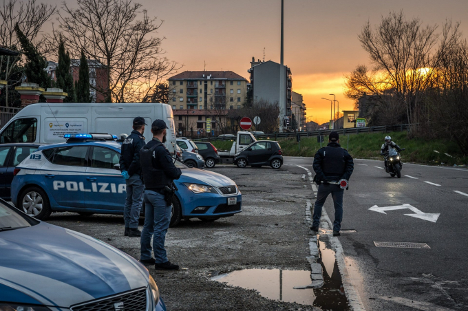 Những tuyến đường cấm và cảnh sát tuần tra liên tục tại Milan (Ảnh: Carlo Cozzoli/REX/Shutterstock).