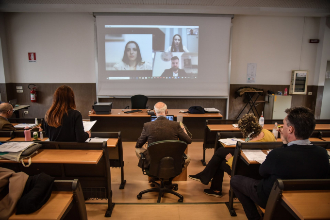 Bằng y tá được trao cho sinh viên thông qua hệ thống trực tuyến tại một đại học ở Milan. Ban đầu kế hoạch vào tháng Tư nhưng lễ trao bằng đã được xúc tiến sớm để có thêm nhân lực hỗ trợ trong đại dịch Covid-19 (Ảnh: Matteo Corner/EPA).