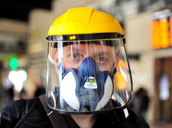Một khách du lịch đeo mặt nạ công nghiệp tại trạm Santa Maria Novella ở Florence (Ảnh: Jennifer Lorenzini/Reuters).