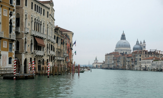 Dịch vụ du lịch, đi lại tại Ý hoàn toàn bị bỏ hoang (Ảnh: Manuel Silvestri/Reuters).