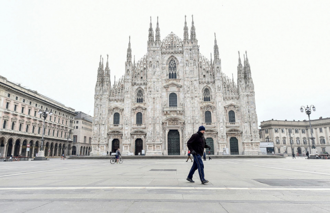 Người đàn ông đi dạo tại Piazza del Duomo ở Milan. 60 triệu người dân Ý được chỉ thị chỉ di chuyển nếu có việc khẩn cấp (Ảnh: Flavio Lo Scalzo/Reuters).