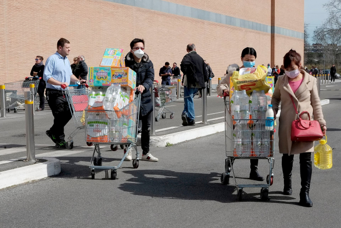 Người dân đeo khẩu trang đi siêu thị tích trữ đồ ăn và vật dụng cần thiết tại Rome (Ảnh: Simona Granati - Corbis/Corbis via Getty Images).
