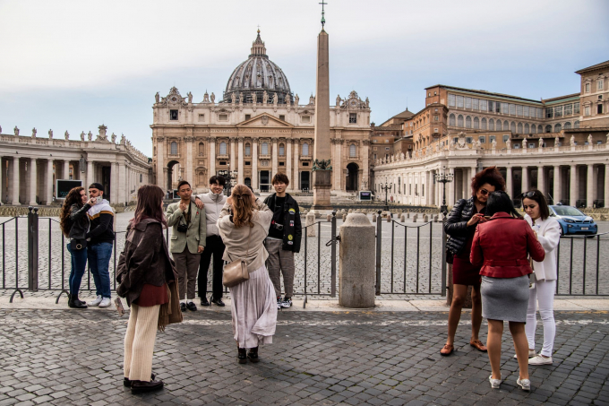 Quảng trường St. Peter trống vắng sau khi Vatican dựng thêm rào chắn ở rìa ngoài quảng trường (Ảnh: Alessandro Serranò/REX/Shutterstock).