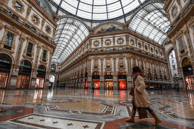 Người phụ nữ trong trung tâm mua sắm Galleria Vittorio Emanuele II như bị bỏ hoang tại Milan (Ảnh: Miguel Medina/AFP via Getty Images).