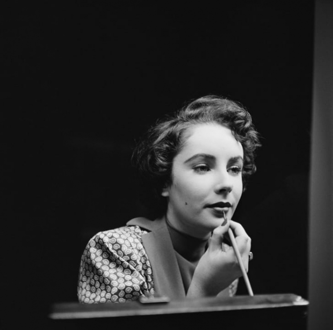 Diễn viên nổi tiếng Elizabeth Taylor đã thêm hình ảnh quyến rũ và sang trọng vào màu son đỏ (bức ảnh chụp năm 1948) (Ảnh: Keystone Features/Hulton Archive/Getty Images).