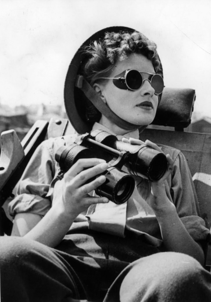 Một nữ spotter trong lực lượng phòng không ATS gần London năm 1943 (Ảnh: Reg Speller/Hulton Archive/Getty Images).