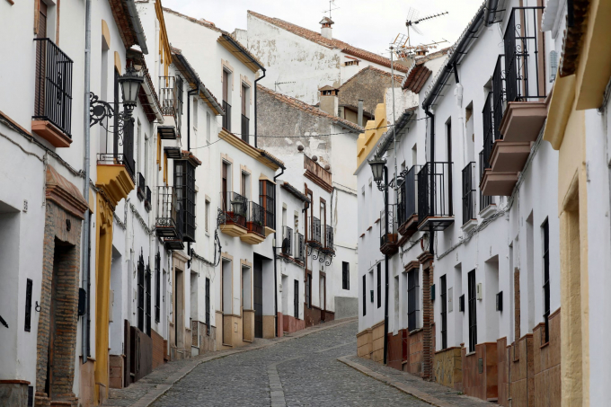 Khu phố bỏ trống tại một thành phố trên đỉnh núi ở vùng Málaga (Ảnh: Jon Nazca/Reuters).