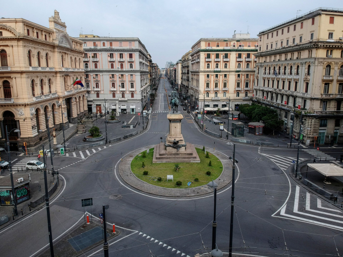 Naples, Italy: Khu giao lộ bận rộn thường thấy ở quảng trường Giovanni Bovia giờ trở nên im lặng (Ảnh: Salvatore Laporta/IPA/Rex/Shutterstock).