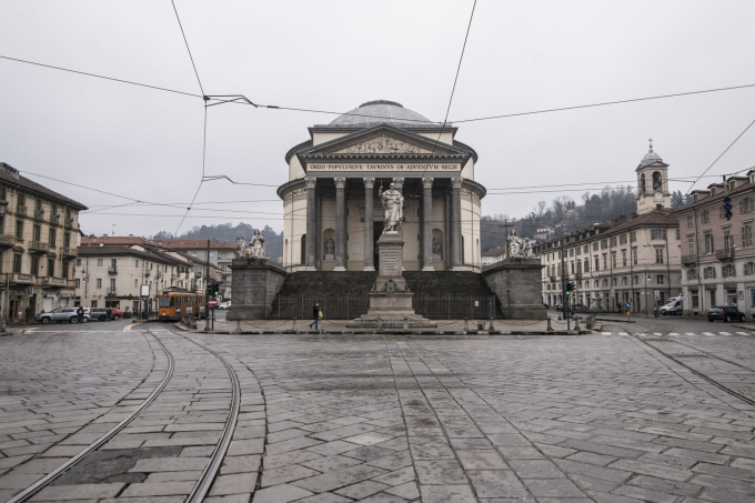 Nhà thời The Gran Madre di Dio hoang tàn trong giai đoạn phong tỏa tại Ý (Ảnh: Stefano Guidi/Getty Images).
