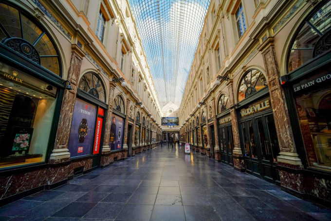 Con phố mua sắm đông đúc Galeries Royales Saint-Hubert giờ trở nên trống vắng (Ảnh: Xinhua/Rex/Shutterstock).