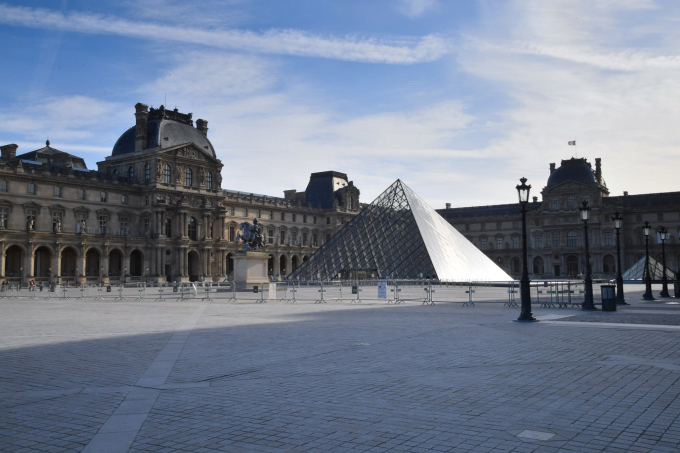  Quảng trường Cour Napoléon trong quần thể bảo tàng Louvre trở nên trống vắng (Ảnh: Stephane Cardinale/ Corbis via Getty Images).