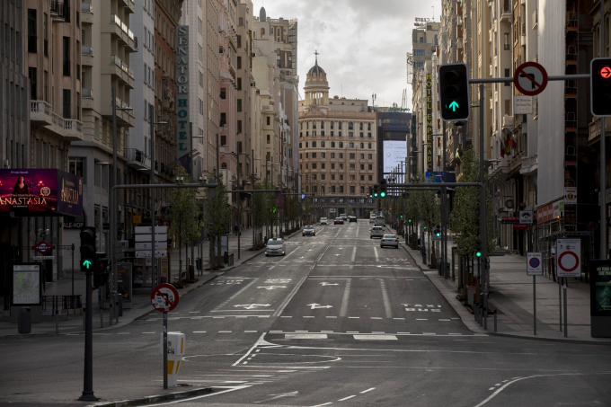 Chỉ còn vài chiếc ô tô nằm trên con phố Gran Vía, Madrid (Ảnh: Pablo Blázquez Domínguez/ Getty Images).