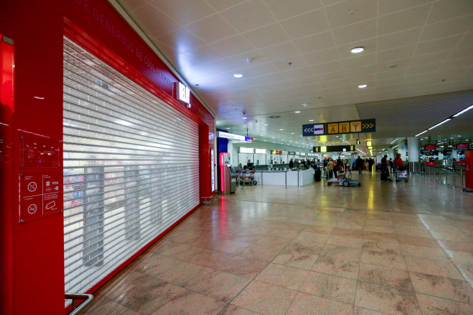 Nhiều cửa hàng tại khu vực xuất cảnh sân bay Brussels đóng cửa (Ảnh: Stéphanie Lecocq/EPA).