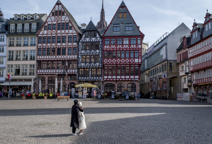 Quảng trường khu chợ lịch sử tại Römerberg, một địa chỉ ưa thích của khách du lịch tại Frankfurt giờ trở nên vắng lặng (Ảnh: Michael Probst/AP).