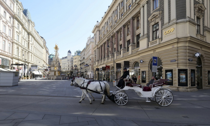 Một chiếc “fiaker”, loại hình xe ngựa nổi tiếng ở Vienna, đang đi qua khu vực bỏ trống. Bắt đầu từ thứ Ba, các quán bar và nhà hàng sẽ bị đóng cửa (Ảnh: Ronald Zak/AP).