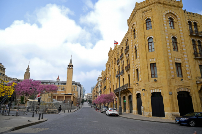 Một con phố trống vắng tại thành phố. Theo báo cáo, Lebanon hiện xác nhận ca tử vong thứ 3 do Covid-19 (Ảnh: Wael Hamzeh/EPA).