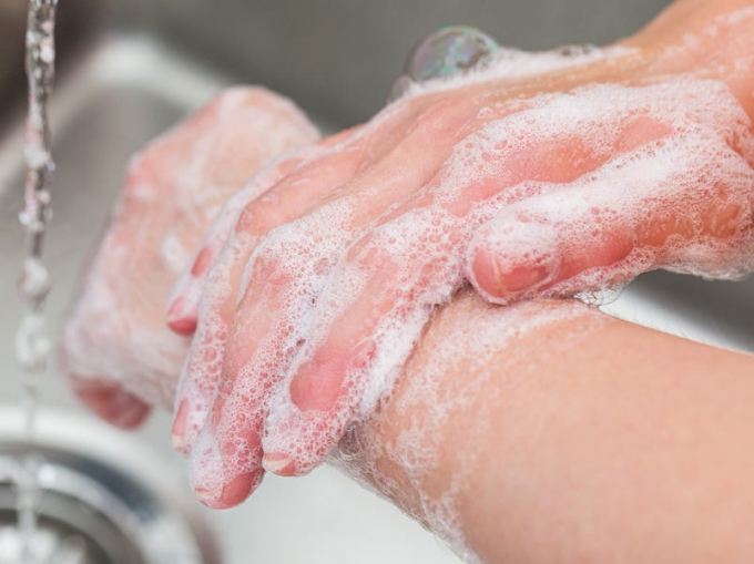 Rửa tay kỹ bằng xà phòng và nước ấm là cách tốt nhất để loại bỏ vi khuẩn (Ảnh: Shutterstock).