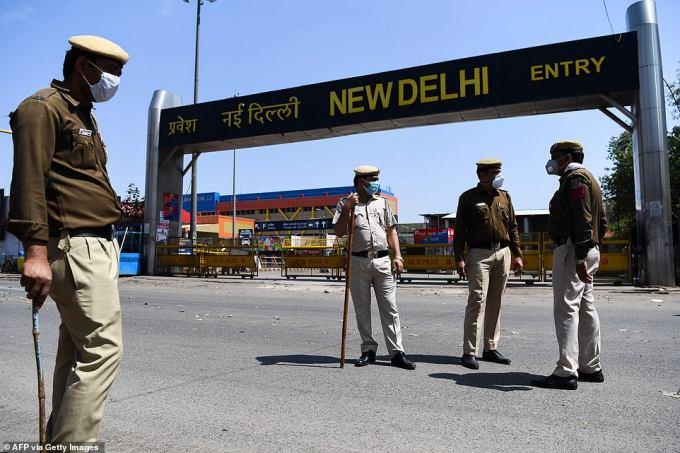 Cảnh sát được trang bị gậy, đứng canh tại New Delhi